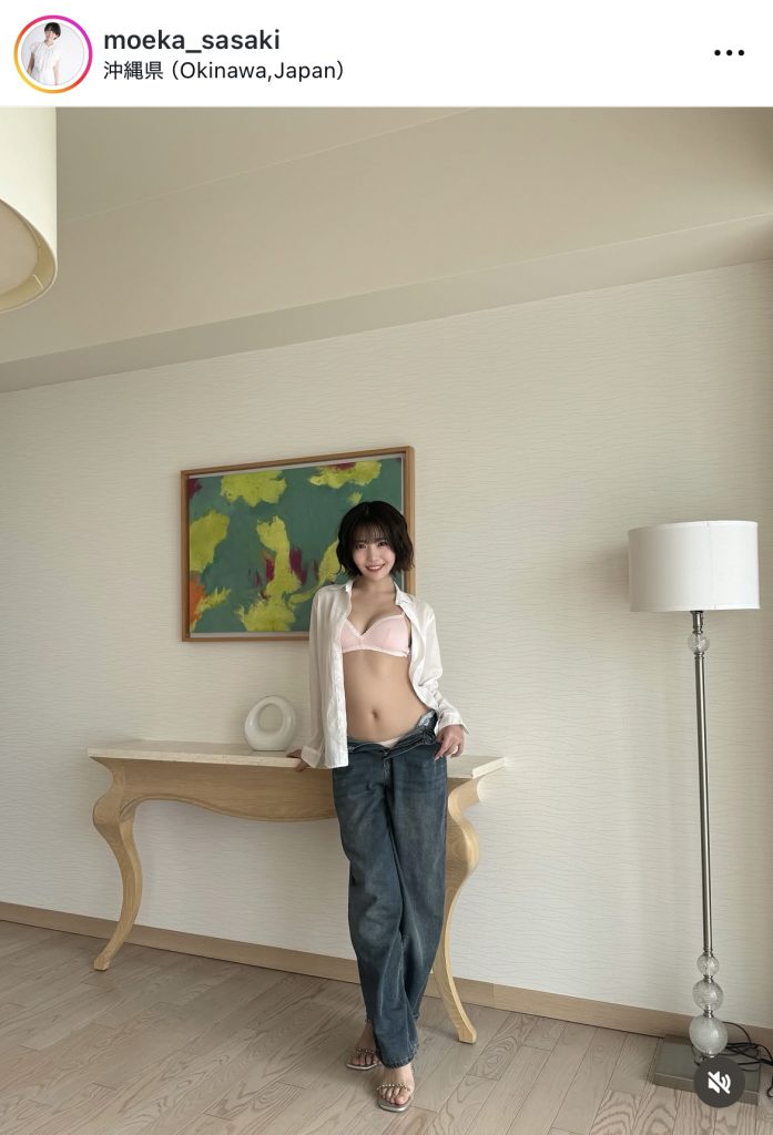 服がはだけたセクシーな1枚