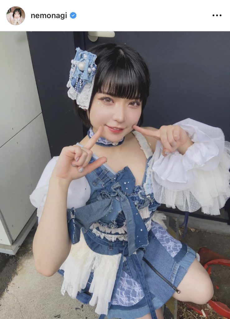 デニム衣装に惚れてしまう1枚