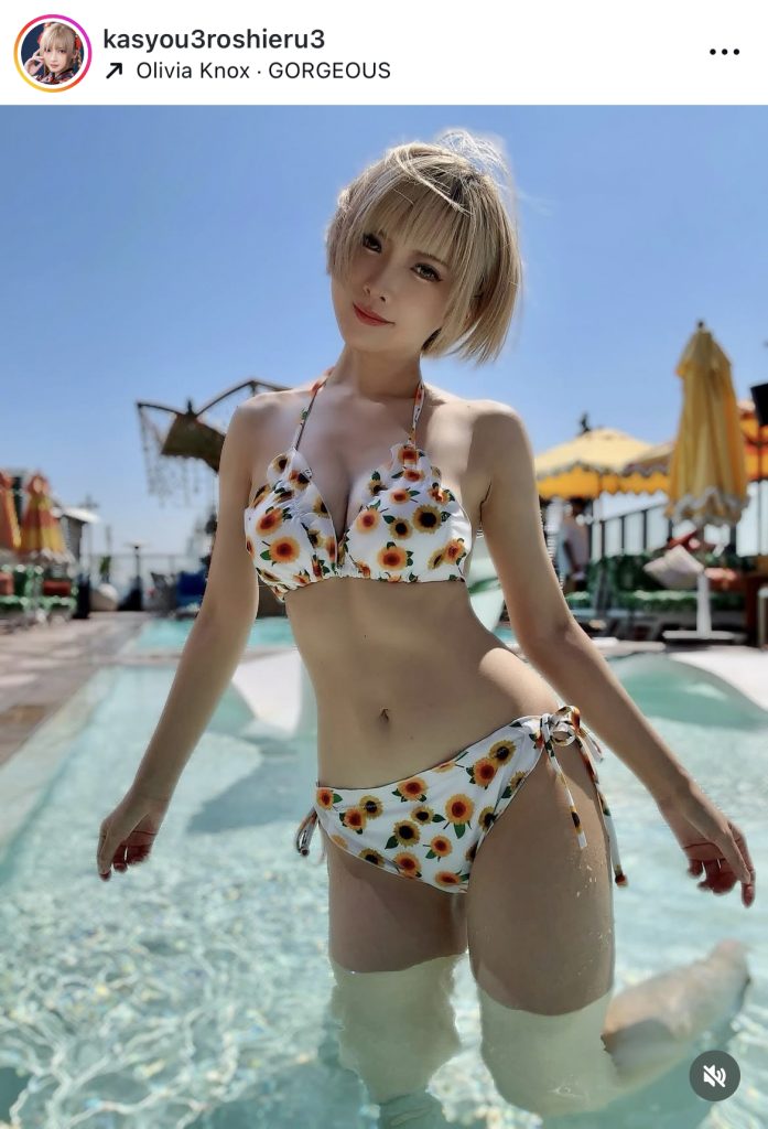 太陽の下、ヒマワリ柄のビキニ姿を披露