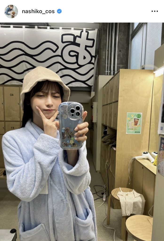 何か言いたげな表情で自撮り中