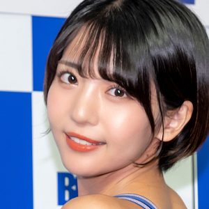 グラビアアイドル佐々木萌香、眩しい肩出し衣装姿にファン大喜び「キレイです」「衣装がとても良い」「結婚してください」