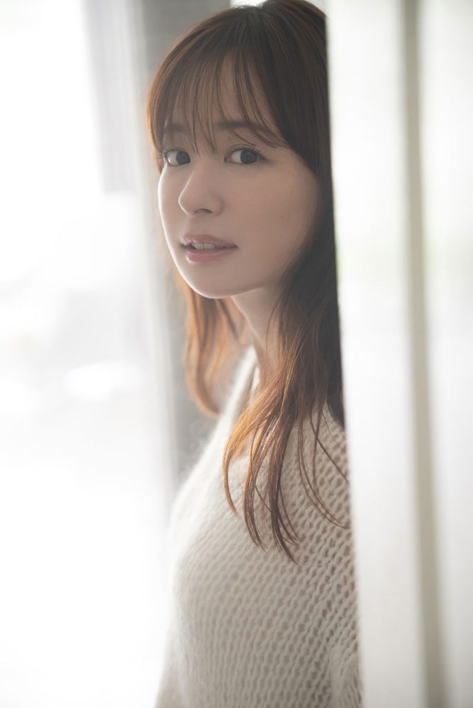 『皆藤愛子写真集　grazing』(小学館)