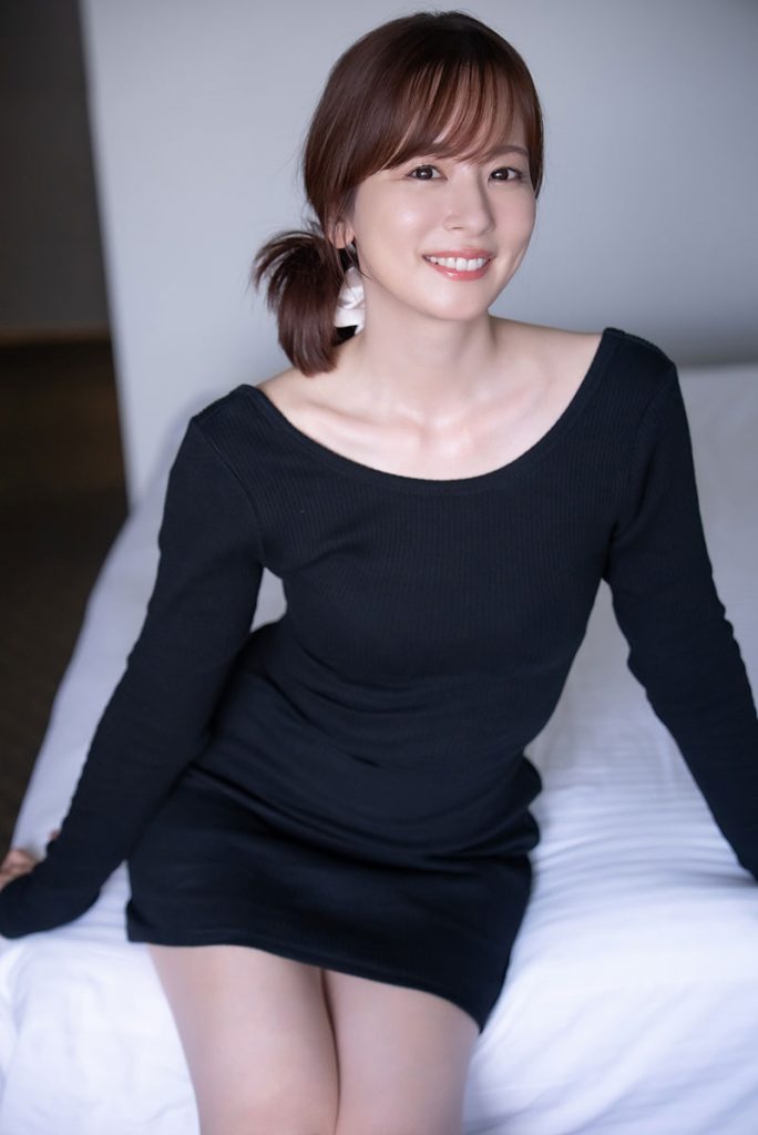 『皆藤愛子写真集　grazing』(小学館)