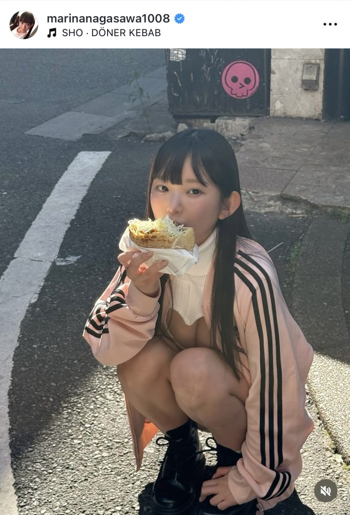 ジャージを羽織ってケバブを食べる長澤茉里奈