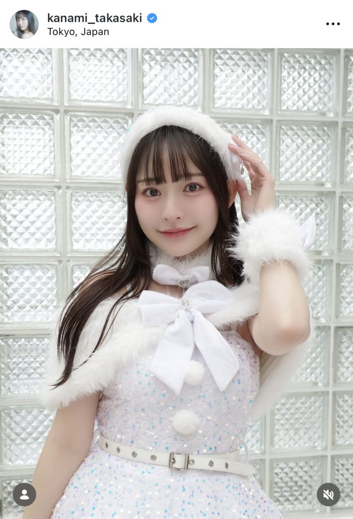 クリスマスに向けて真っ白なサンタのコスプレ姿を公開