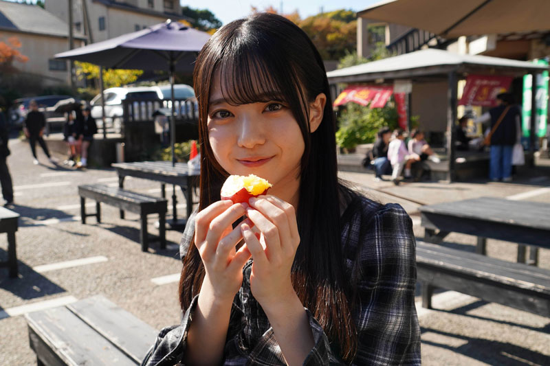 『霧島温泉市場』でさつまいもを頬張る瀬戸口心月