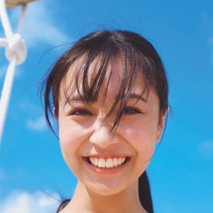 バズ確定！新年『週プレ』一発目の表紙を飾る…溝端葵、海で大はしゃぎ