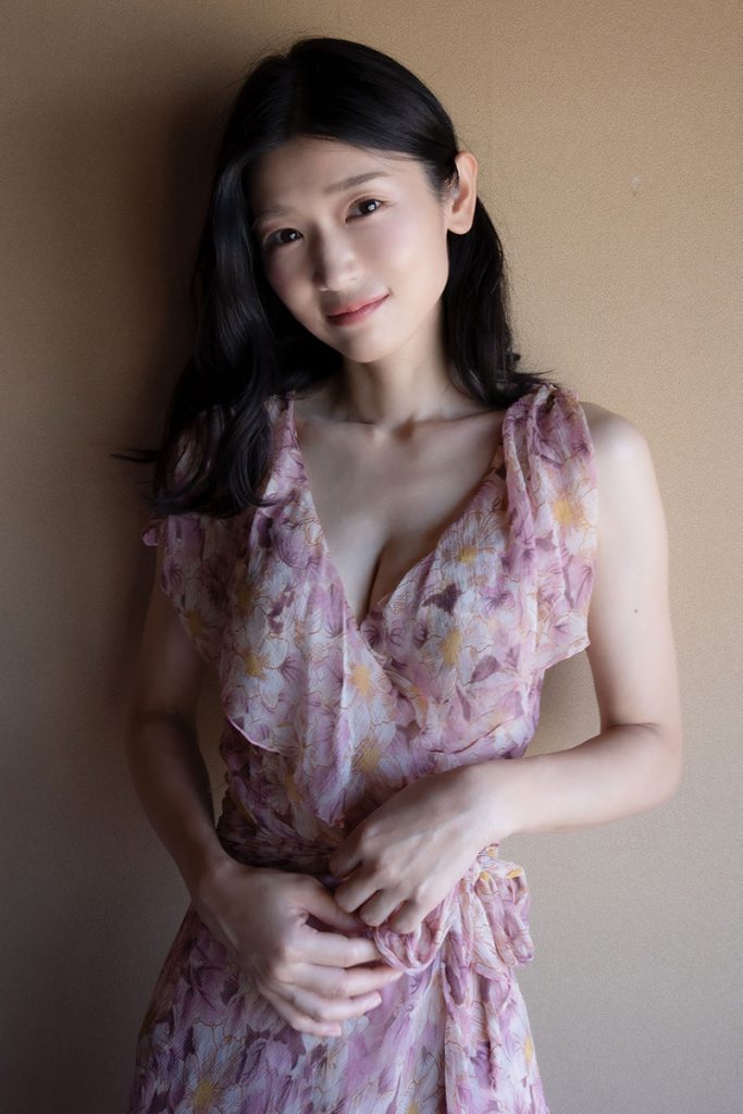 女優・小原徳子写真集「わたしをここから連れ出して」より