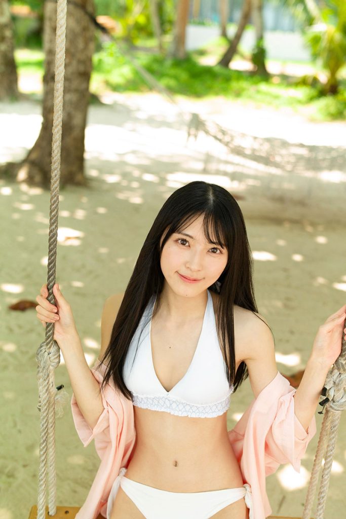 AKB48・佐藤綺星1st写真集『天使の反射角度』より