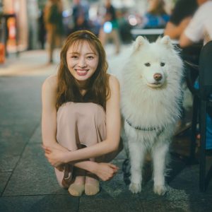 乃木坂46梅澤美波、もふもふワンちゃんとツーショット…多幸感あふれる新カット到着