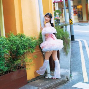 AKB48佐藤綺星1st写真集より『オサレカンパニー』特注衣装の新規カット解禁!茅野しのぶ氏の“帯コメント”も到着