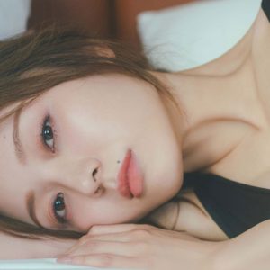 乃木坂46梅澤美波、スーパーモデル級の美脚ショット…ボディースーツの新カット解禁