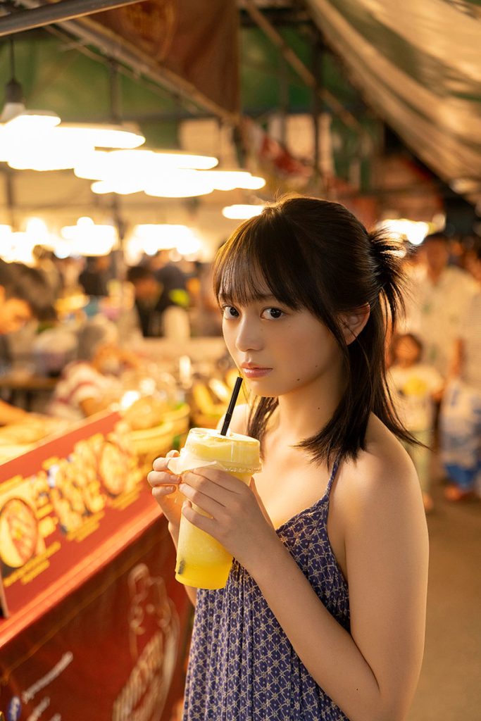 『蓬莱舞2nd写真集』より、バンコクのナイトマーケットをマンゴージュースを飲みながら満喫する蓬莱舞