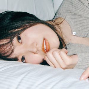 櫻坂46松田里奈、ベッドにゴロン…1st写真集『まつりの時間』より新規カット解禁！発売まであと2日