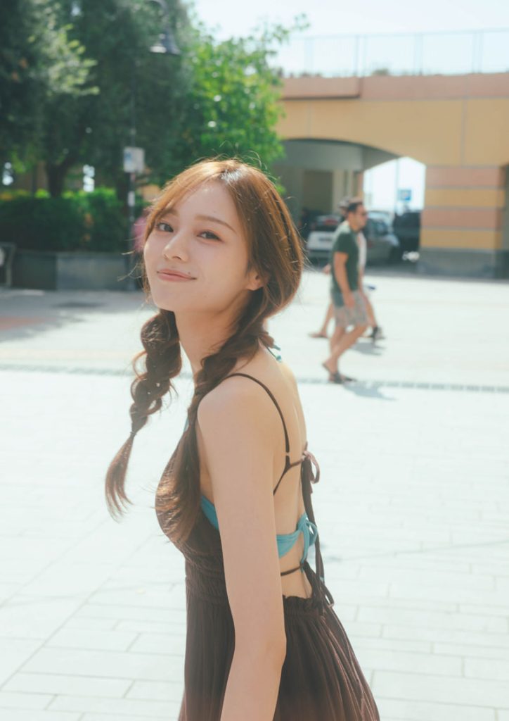 乃木坂46・梅澤美波2nd写真集『透明な覚悟』(光文社)より、チンクエテッレのビーチに向かう途中のひとコマ