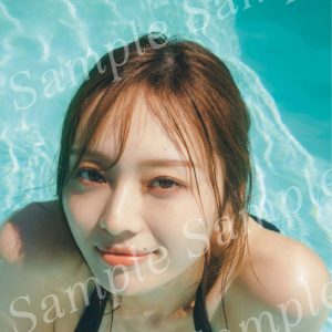乃木坂46梅澤美波、ブラック水着が大人の魅力を演出…上目遣いの“大人のお姉さん”ショット到着