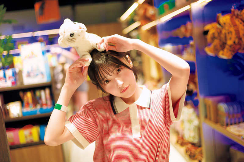 AKB48・佐藤綺星1st写真集『天使の反射角度』より