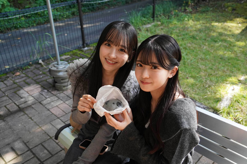 “コアラな肉まん”を仲良くシェアする一ノ瀬美空と瀬戸口心月