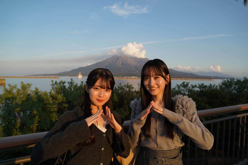 瀬戸口心月の地元・鹿児島を旅する2人。桜島をバックに記念撮影