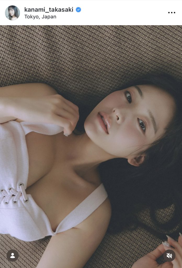 ソファに横たわりこちらに視線を投げ掛ける