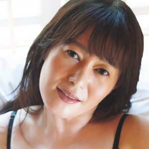 “令和のスイカップアナウンサー”竹中知華、超肉感ボディーで迫る