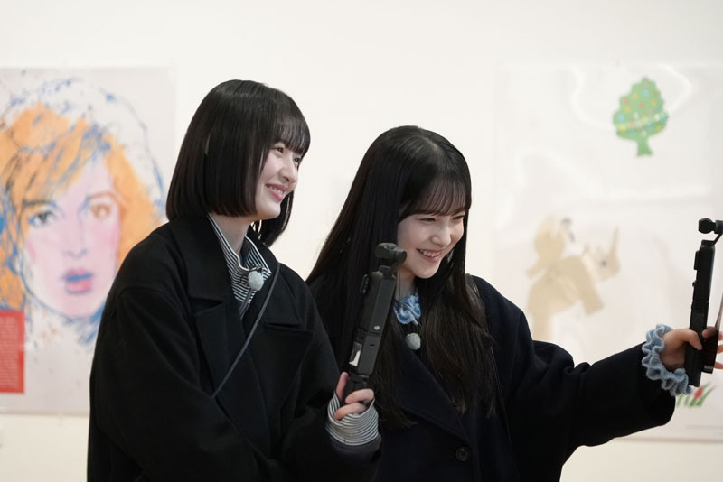 大好きな先輩・遠藤さくらと一緒に美術館を満喫する鈴木佑捺