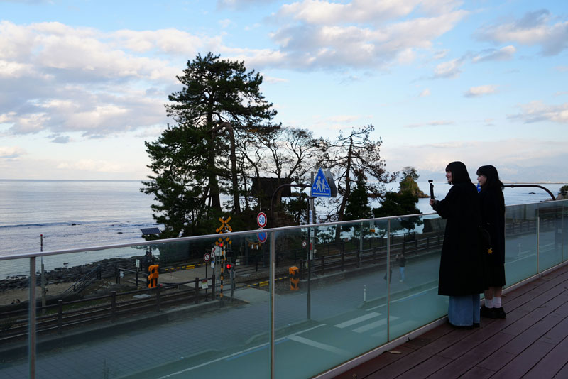 「道の駅『雨晴』」3階展望デッキでは富山湾を一望でき、時間帯によってはJR氷見線の車両も見ることができる
