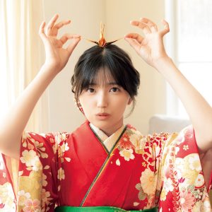 乃木坂46五百城茉央、艶やかな晴れ着姿で表紙を飾る