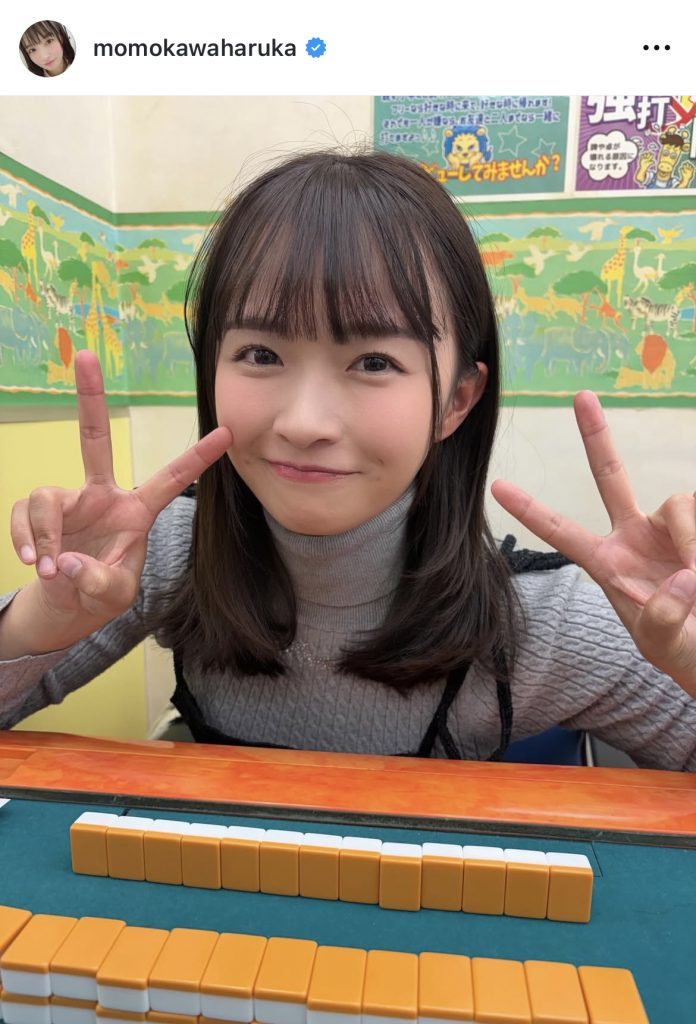 “ももはる”こと百川晴香が麻雀パイを前に笑顔を見せる