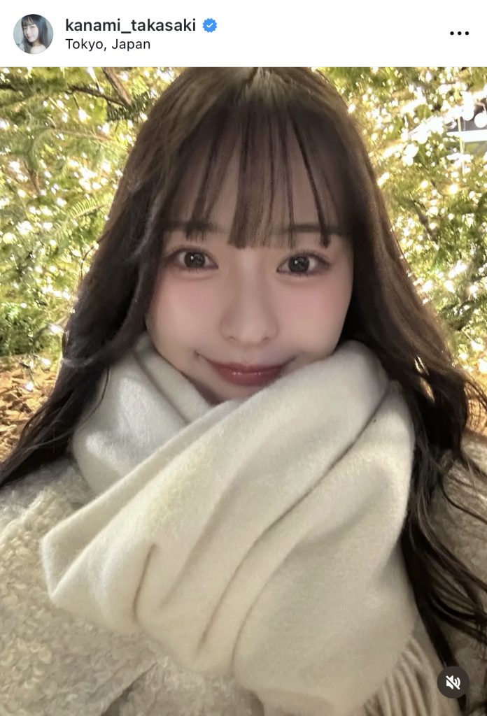 コチラを見つめる高崎かなみ