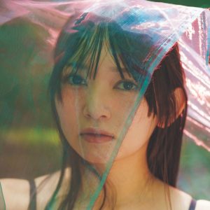 二十歳を迎えてグッと大人っぽく…迫力ボディーを解放したグラビアショット