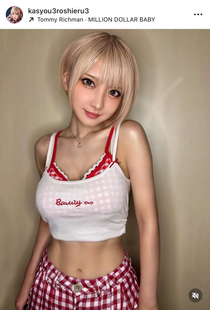 セクシーなタンクトップ姿を公開