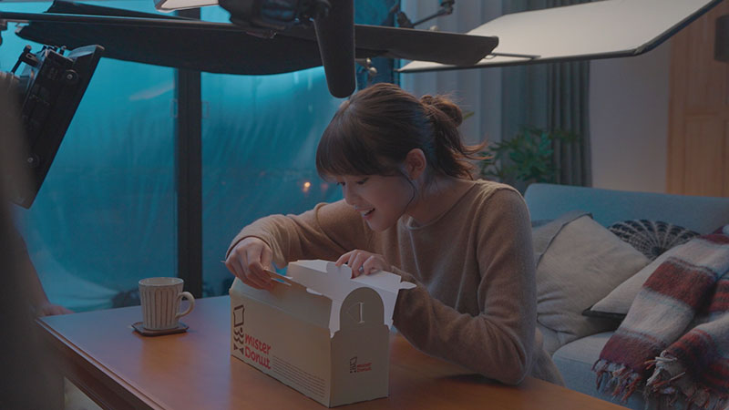 新TVCM「Mister Donut×GODIVA『甘やかしていい日。』篇」メイキングより