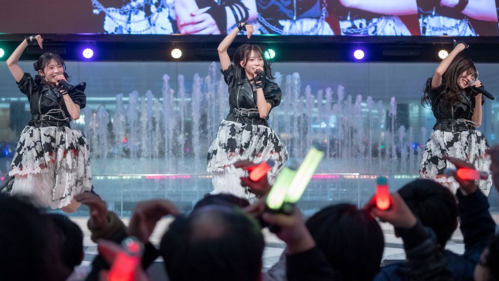 『AsIs DRIVE to 2nd YEAR ANNIVERSARY LIVE-GEAR 1ST-  FREE LIVE』より星野夢空、瀬乃ひより、山城虹奏