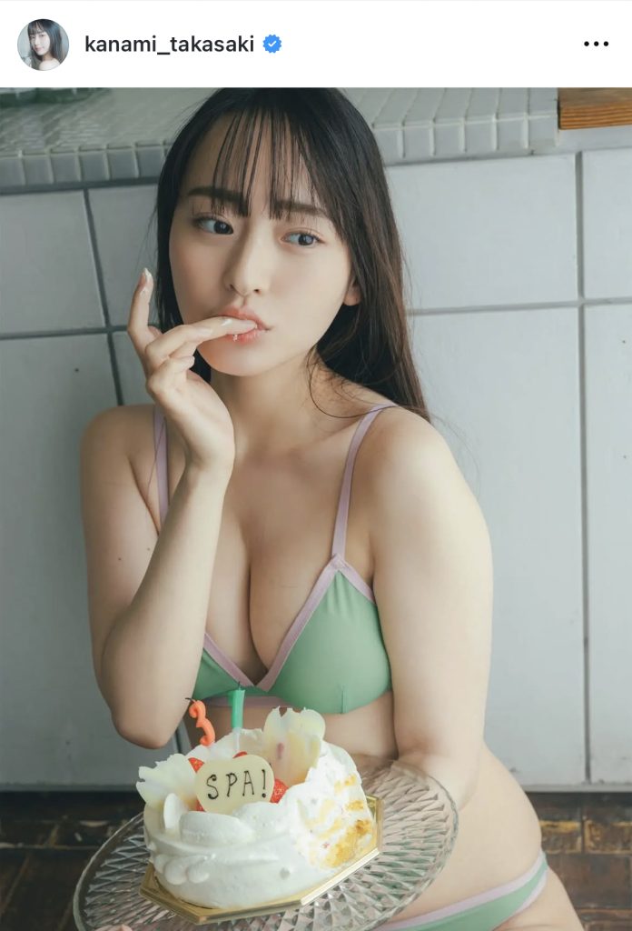 セクシーなビキニ姿とケーキ