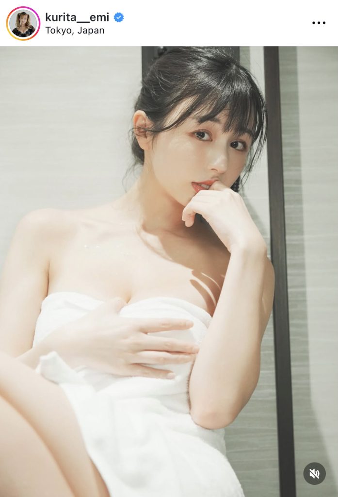 バスタオル1枚で今後の展望について明かす