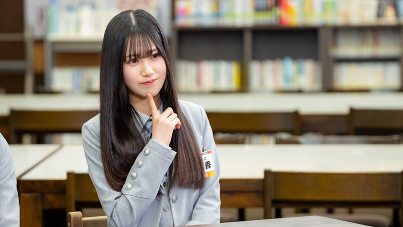 過去のブログを紹介されて照れ笑いも浮かべる鶴崎仁香