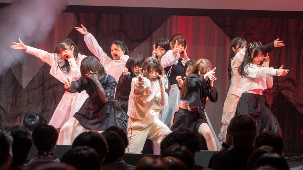 デビュー曲でもありWHITE SCORPIONを代表する曲『眼差しSniper』