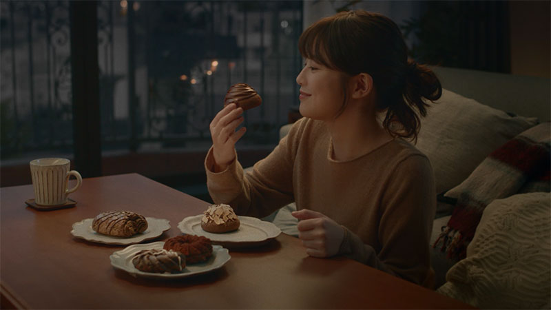 新TVCM「Mister Donut×GODIVA『甘やかしていい日。』篇」より
