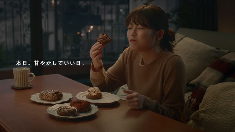 新TVCM「Mister Donut×GODIVA『甘やかしていい日。』篇」より