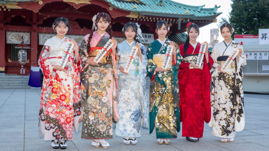 『AKB48 二十歳のつどい 2026』より左から花田藍衣、久保姫菜乃、秋山由奈、新井彩永、工藤華純、迫由芽実