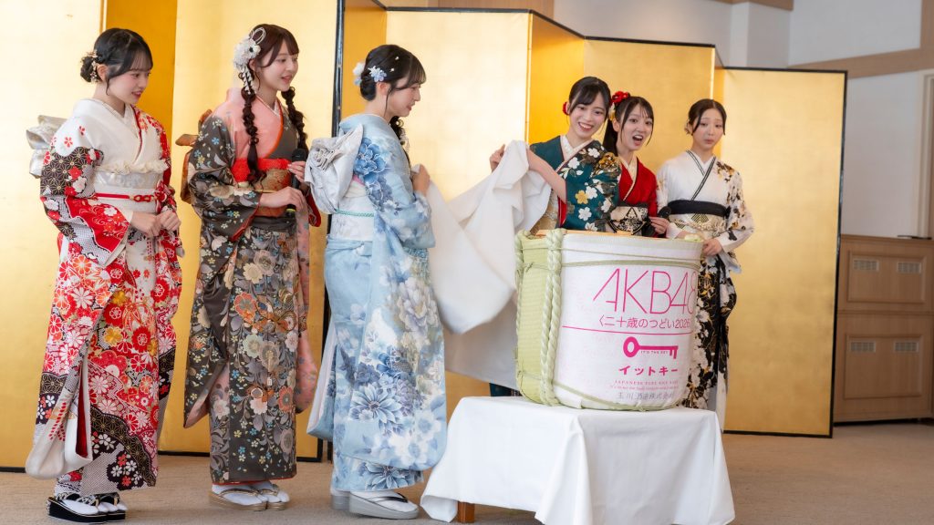 『AKB48 二十歳のつどい 2026』より左から花田藍衣、久保姫菜乃、秋山由奈、新井彩永、工藤華純、迫由芽実