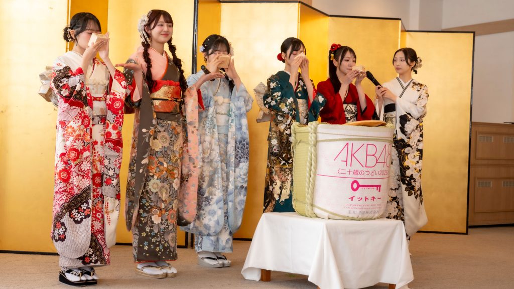 『AKB48 二十歳のつどい 2026』より左から花田藍衣、久保姫菜乃、秋山由奈、新井彩永、工藤華純、迫由芽実