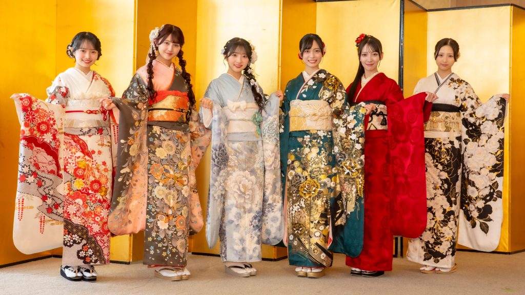 『AKB48 二十歳のつどい 2026』より左から花田藍衣、久保姫菜乃、秋山由奈、新井彩永、工藤華純、迫由芽実