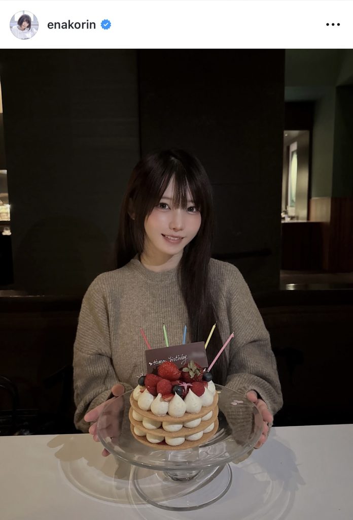 誕生日を迎えたえなこがバースデーケーキを前に笑顔を見せる
