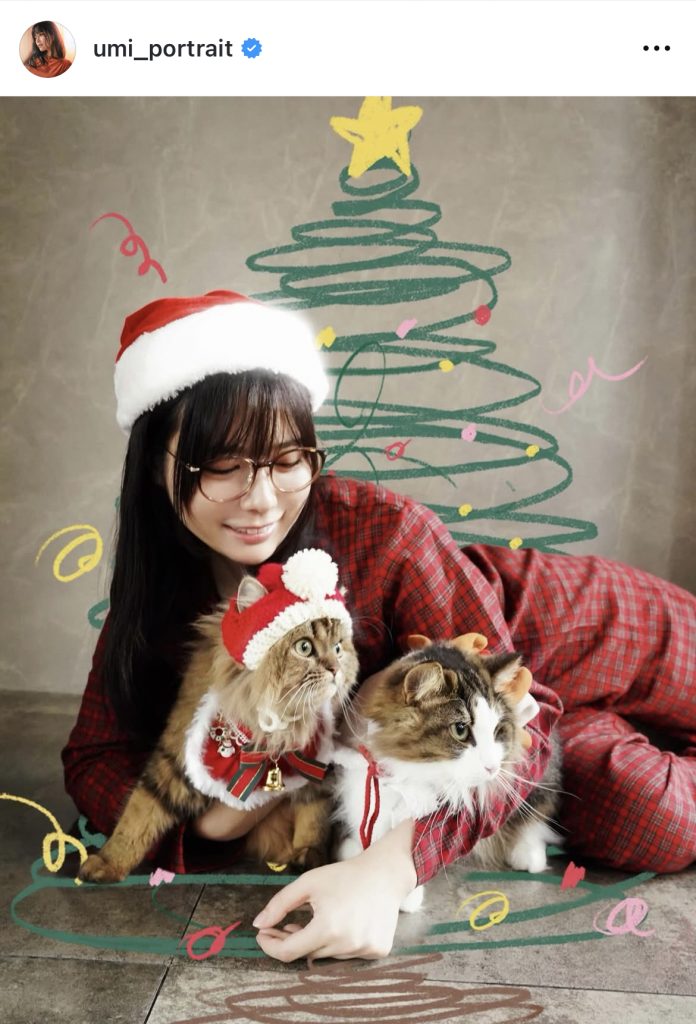 クリスマス仕様のパジャマを着て猫たちとパシャリ