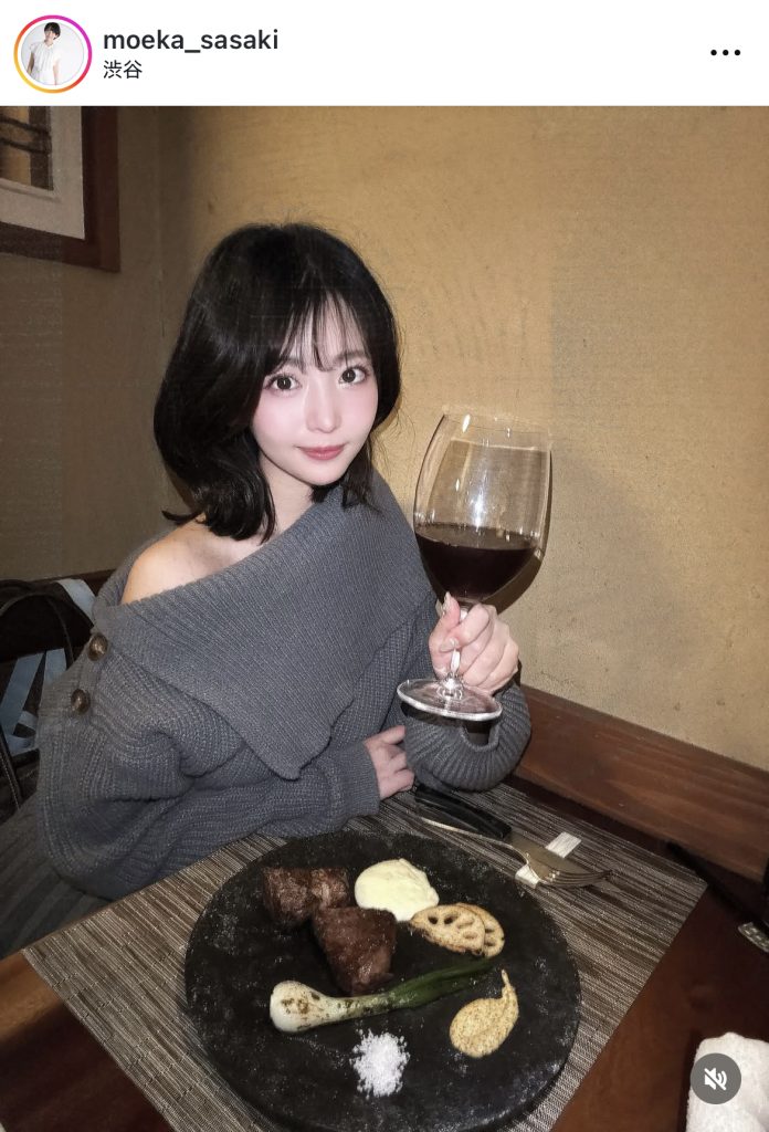 友人とディナーに出掛けた佐々木萌香