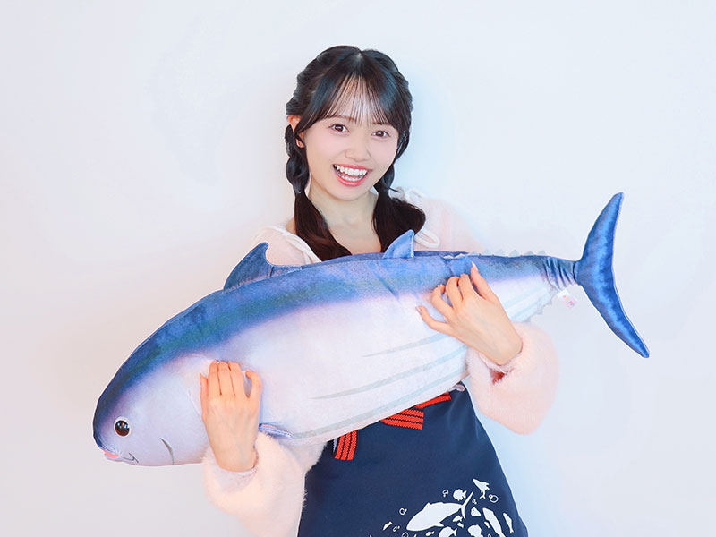 大きな魚(※ぬいぐるみ)を抱きかかえるAKB48・花田藍衣