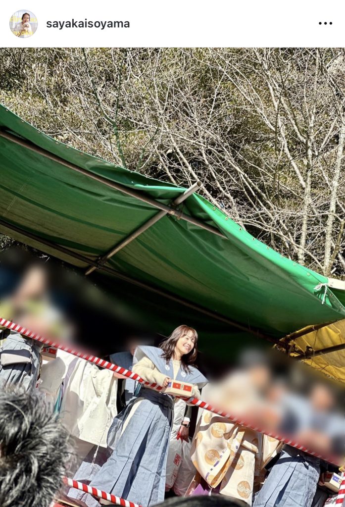 裃姿で笑顔を見せる