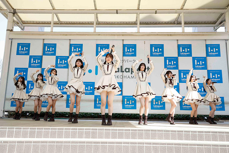 Rain Tree 4thデジタルシングル『君の居場所、僕の居場所』のカップリング曲『Chain of Life』を披露する市原紬希(センター)ら